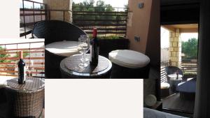 uma colagem de fotografias de uma mesa com garrafas de vinho e copos em La Pintada Casa Rural em Cañícosa