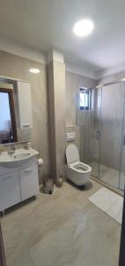 Uma casa de banho em Hotel Svarog