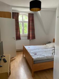 a bedroom with a bed and a desk and a window at Pension Zur Fähre in Boppard