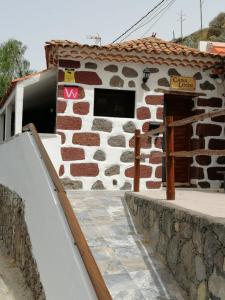 ein Backsteingebäude mit einer Rampe davor in der Unterkunft Casa Leon in Tejeda