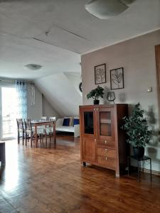 - un salon avec une table et une salle à manger dans l'établissement Apartament Gdańsk'a, à Nowy Dwór Gdański