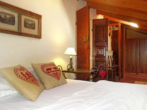 a bedroom with a bed with two pillows on it at Casa MontBlanc in Pré-Saint-Didier