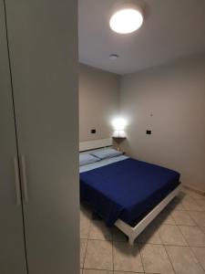 a bedroom with a blue bed in a room at Valle dell'Eden in Grottammare