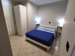 Un pequeño dormitorio con una cama azul en una habitación en Valle dell'Eden, en Grottammare