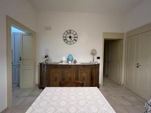 CorsanoにあるCasa Vacanze Il Pumoのテーブルと時計付きの部屋