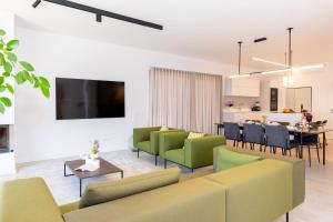 a living room with green furniture and a dining room at Luxury house Natanel in Škrip