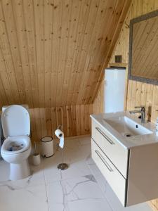 Koupelna v ubytování Pēterupe