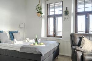 ein Schlafzimmer mit einem Bett mit einem Tisch und einem Stuhl in der Unterkunft The Sunset - Top Floor Studio apartment in Pietarsaari