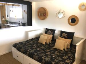 Un dormitorio con una cama con almohadas. en Au calme proche de la Loire et Nantes, en Saint-Julien-de-Concelles