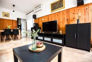 TV a/nebo společenská místnost v ubytování Villa Adriatica