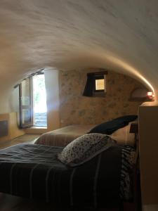 1 dormitorio con 1 cama en una habitación con ventana en Gite de Pascal et Virginie en Ponet-et-Saint-Auban