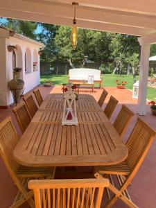 una mesa de madera y sillas en un patio en Villa Vittoria, en Vieste