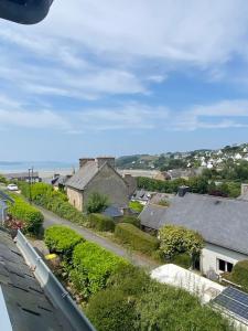 a view of a town with houses and a street at MAISON STERNA : maison familiale en bord de mer in Kerouguel