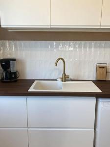 a kitchen counter with a sink and a coffee maker at MAISON STERNA : maison familiale en bord de mer in Kerouguel