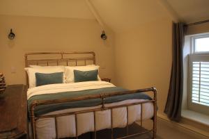 1 dormitorio con cama y ventana en Carpenters Rest, Wighton Near Wells Next The Sea, en Wighton