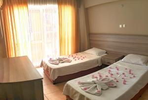 Postel nebo postele na pokoji v ubytování Kartel Hotel + 33 fotografií