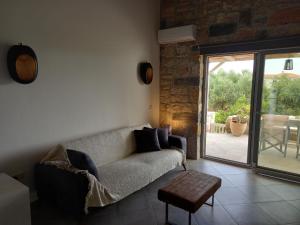 Posezení v ubytování Koroni Stone House, newly built studios by the sea