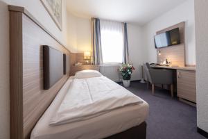 سرير أو أسرّة في غرفة في Hotel Bär
