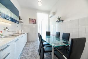 Kuchyňa alebo kuchynka v ubytovaní Apartment Martini - Bacvice beach