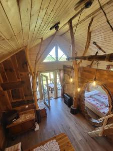 una vista aérea de un dormitorio en una cabaña de madera en EHM Baumhaus Chalet, en Mesteri