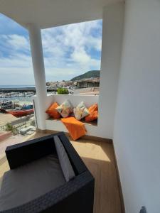 einen Balkon mit Kissen und Meerblick in der Unterkunft Apartamento vista al puerto de Finisterre II in Fisterra