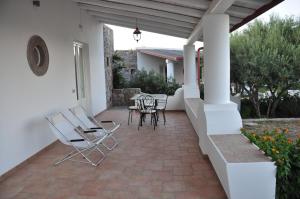 un patio con sedie e tavoli all'interno di una casa di Case Vacanze Margherita a Città di Lipari