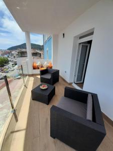 a living room with a couch and a table at Apartamento vista al puerto de Finisterre II in Fisterra