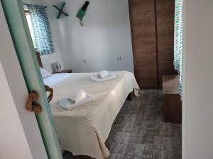 A bed or beds in a room at Blue Breeze