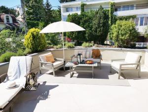 Et opholdsområde på Grand Terrace Apartment with AC & heating