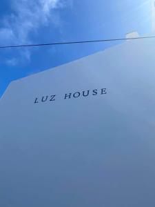 Un cartello che dice "casa di ghiaccio" sul lato di un edificio. di Fenais da Luz House a Fenais da Luz