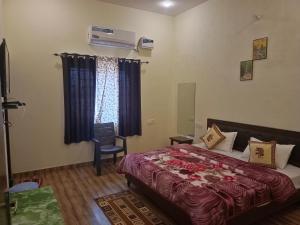 una stanza d'albergo con un letto e una finestra di The Vantage Haveli a Sawai Madhopur Altre 64 foto