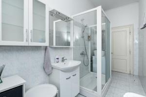 Kúpeľňa v ubytovaní Apartment Martini - Bacvice beach + 20 fotografií