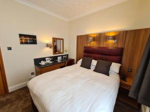 Кровать или кровати в номере The Royal Hotel