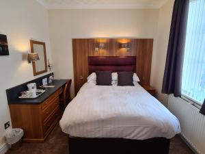 Кровать или кровати в номере The Royal Hotel