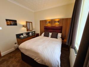 Кровать или кровати в номере The Royal Hotel