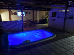 una piscina en una casa por la noche en Casa Campina Grande-PB Internet 500MB, Netflix, Ar, en Campina Grande