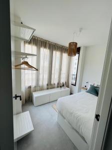 um quarto com uma cama e uma banheira num quarto em MORAIRA VIBES em Moraira