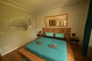 ein Schlafzimmer mit einem Bett mit zwei Hausschuhen darauf in der Unterkunft Yeti Lux - Family Garden Lodge in Garmisch-Partenkirchen