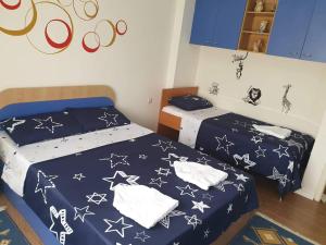 比托拉的住宿－Ivana's apartment，一间卧室配有两张带白色调蓝色棉被的床