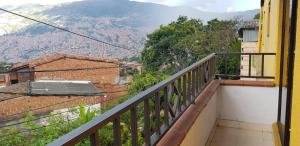 balcón con vistas a la montaña en Wonderful house with views in Medellin-fiber optics en Medellín