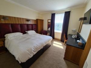 Кровать или кровати в номере The Royal Hotel