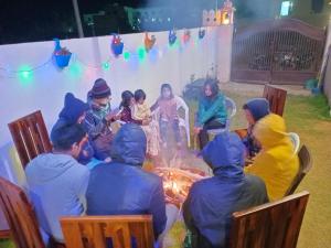 The Vantage Haveli في ساواي مادهوبور: مجموعة من الناس يجلسون حول النار