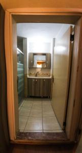 una pequeña cocina con fregadero y microondas en Kartel Hotel, en Didim