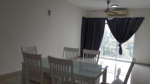 Un comedor con mesa y sillas y una ventana. en Equine Park, Seri Kembangan, en Seri Kembangan