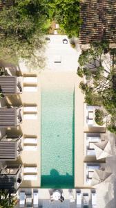 una vista aérea de una piscina en un edificio en MUSE Saint Tropez - Small Luxury Hotels of the World en Saint-Tropez