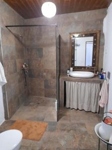 Un baño de Agradable casa rural en Roblido