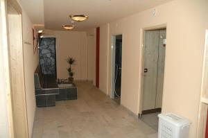 corridoio con bagno con lavandino e servizi igienici di Appartementhaus zum Zegger a Neustift im Stubaital Altre 25 foto