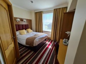 Кровать или кровати в номере The Royal Hotel