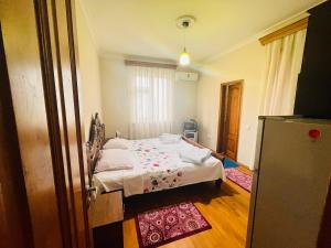 Postel nebo postele na pokoji v ubytování Dato's GuestHouse
