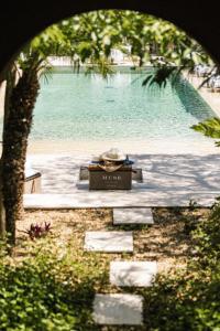 widok na zbiornik wody z drzewa w obiekcie MUSE Saint Tropez - Small Luxury Hotels of the World w Saint-Tropez